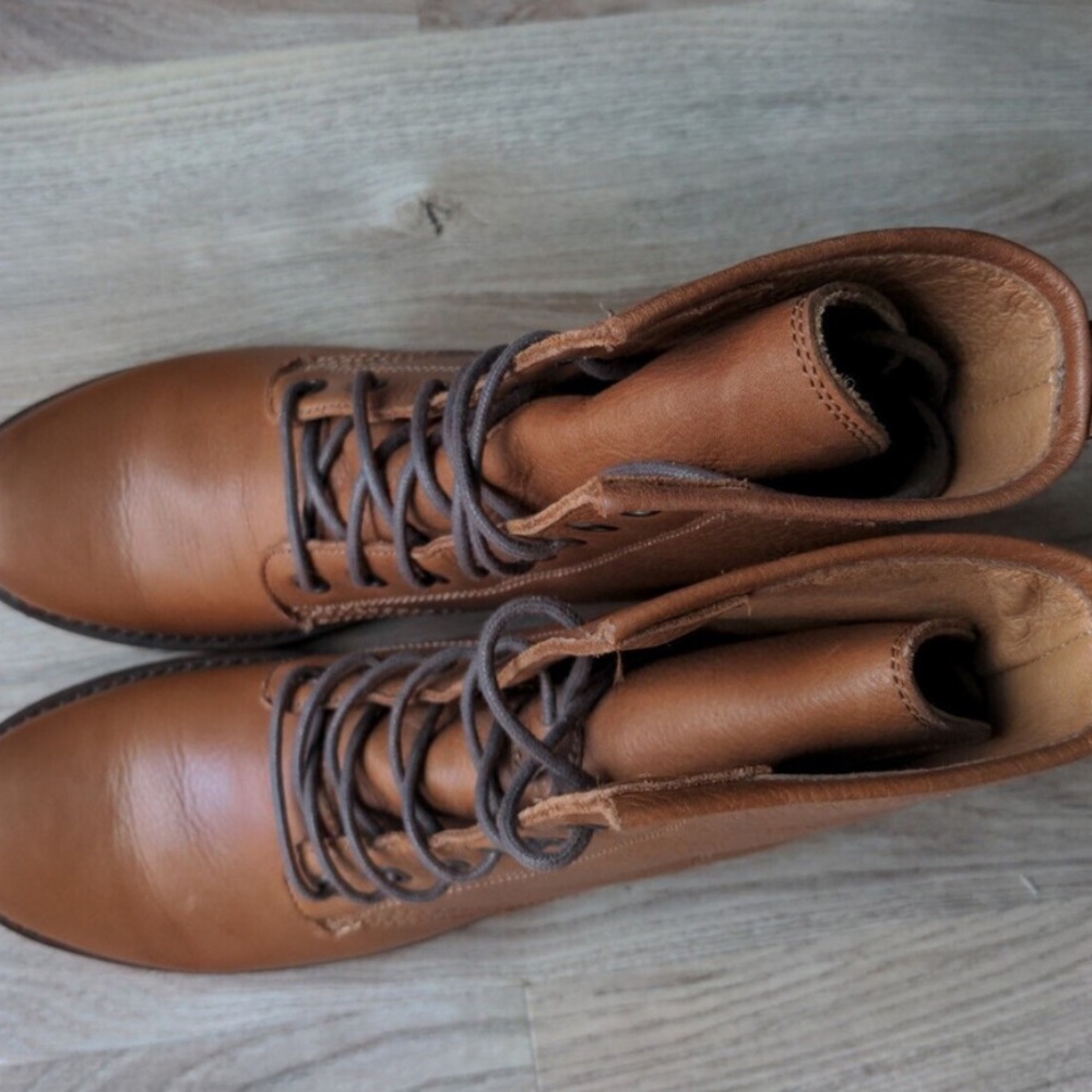 Frye Veronica Combat boot Size 7 Camel